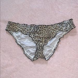 Ruffle cheeky bathing bottoms